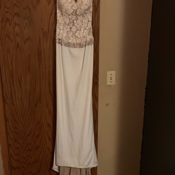 Prom dress or wedding does have smoke smell - Picture 6 of 8